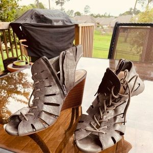 Jasmine pewter color, side zipper, wedge heels. Very comfortable!